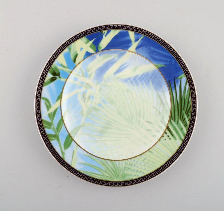Gianni Versace for Rosenthal. "Jungle" porcelain plate with gold decoration and 
green leaves. Late 20th century.
