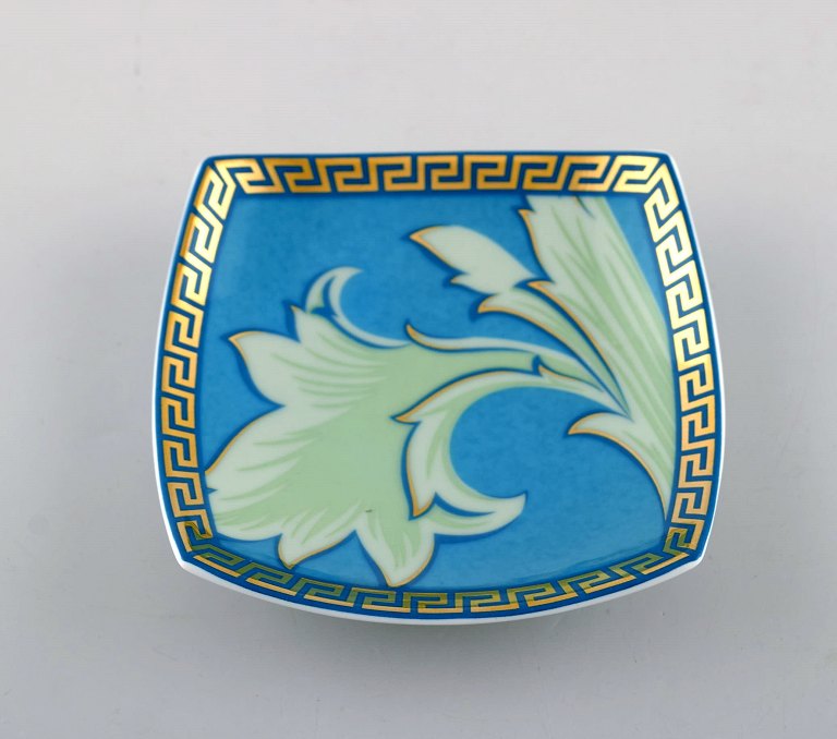 Gianni Versace for Rosenthal. "Arabesque" dish / bowl in porcelain. Late 20th 
century.
