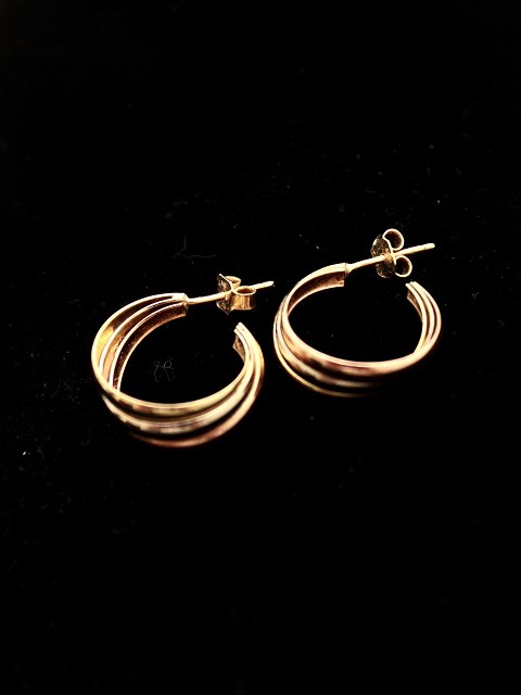 14 carat gold ear studs