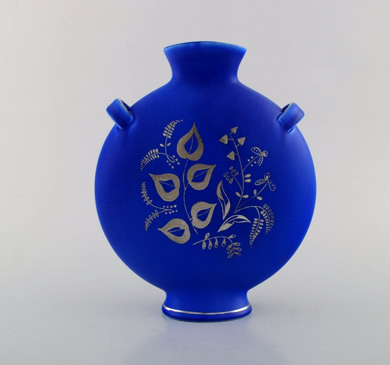 Upsala-ekeby / Gefle, Sverige. "Silva" vase i glaseret keramik dekoreret med 
blade og grene i sølvindlæg. 1960