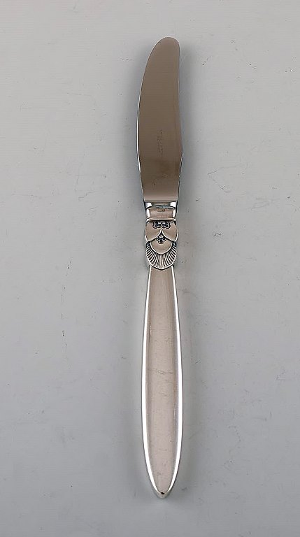 Georg Jensen "Kaktus" middagskniv i sterlingsølv og rustfrit stål. To stk på 
lager.
