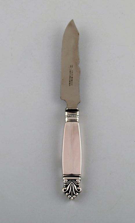 Georg Jensen "Dronning" ostekniv i tretårnet sølv. Dateret 1923. 
