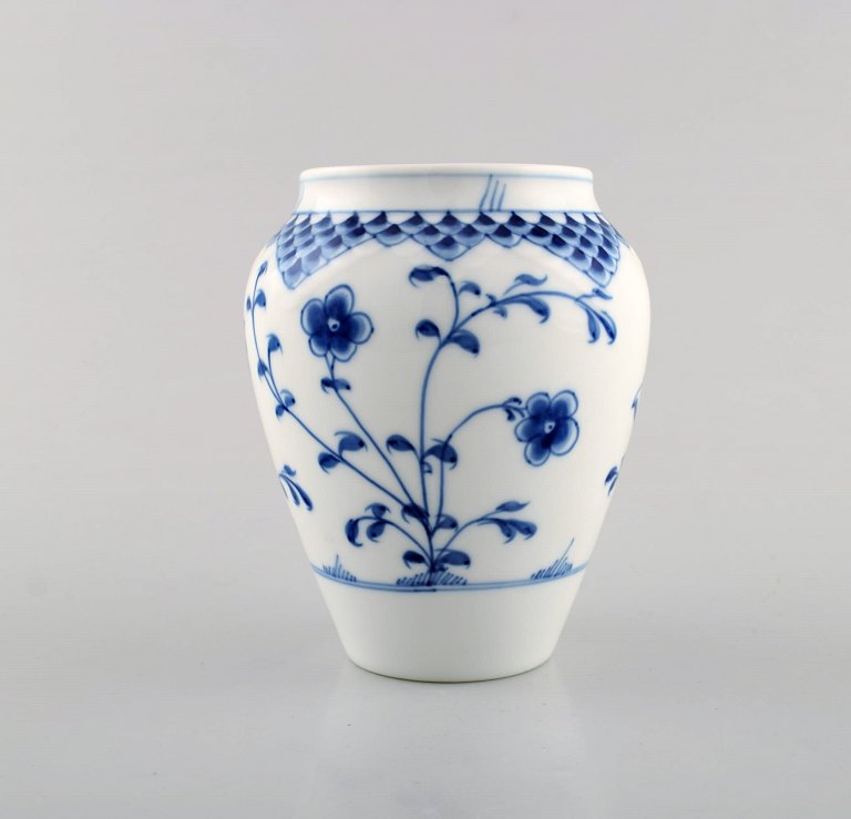Bing & Grøndahl / B&G, "Sommerfugl". Vase i håndmalet porcelæn.
Modelnummer: 681.