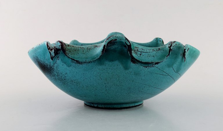 Svend Hammershøi for Kähler, Denmark. Bowl in glazed stoneware. Beautiful green 
black double glaze 1930 / 40