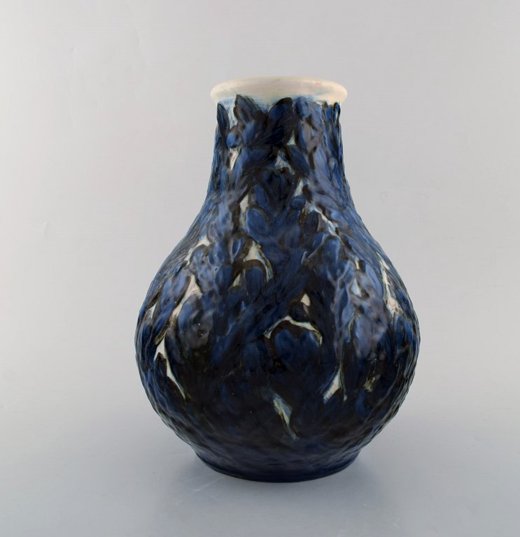 Svend Hammershøi for Kähler, HAK. Sjælden og tidlig vase i glaseret stentøj. 
Blåt bladværk på cremefarvet baggrund. Ca. 1910.
