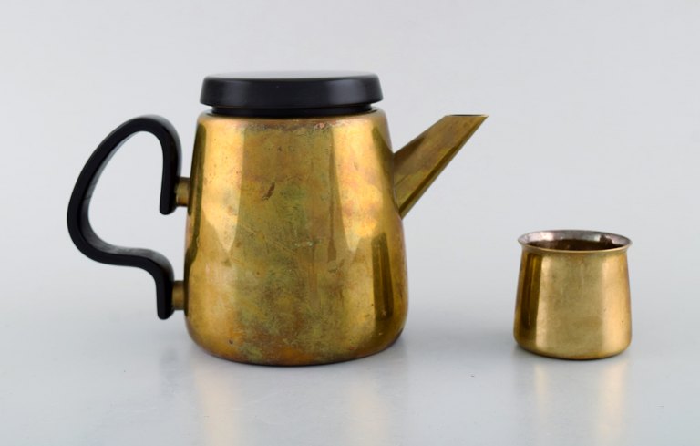 Henning Koppel (1918-81) for Georg Jensen, design 7002.
Kaffekande og flødekande i messing. Dansk design, 1960´erne.