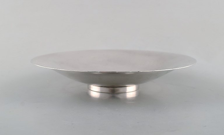 Georg Jensen Sterlingsølv hammerslået fad på lav fod. Designet af Harald 
nielsen. #620B.  
