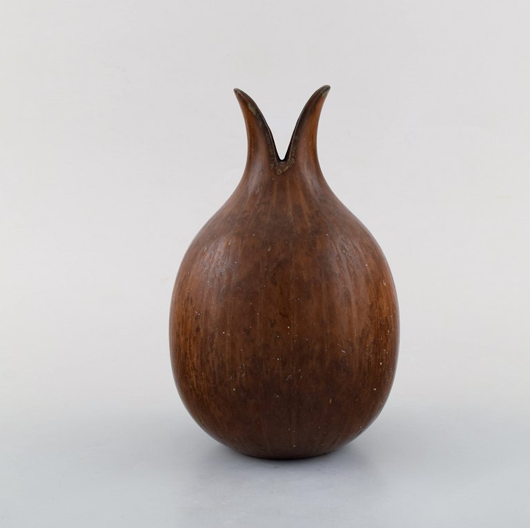 Gunnar Nylund for Rörstrand. Løgformet vase i glaseret stentøj. Smuk glasur i 
brune nuancer. 1960