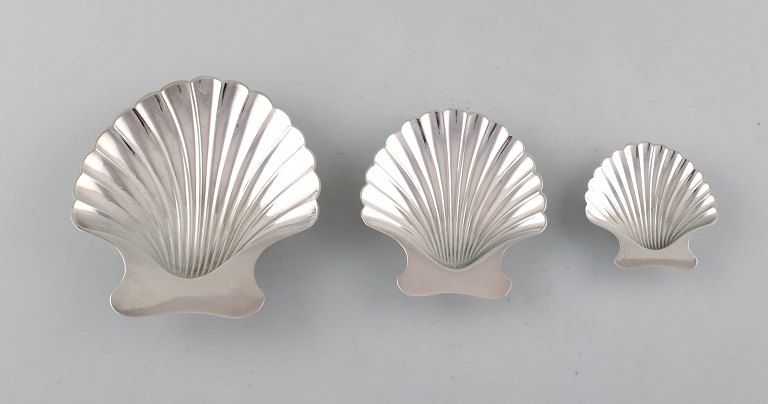 Tiffany & Company (New York). Three silver bowls on feet shaped as seashells. 
1930