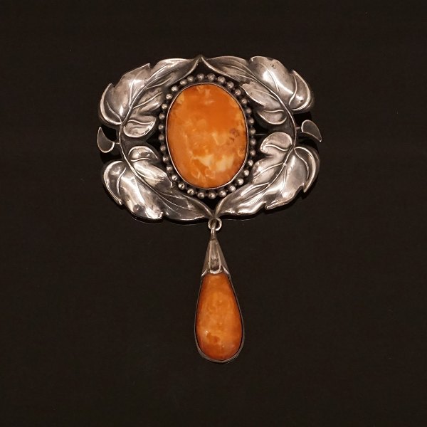 A Jugendstil brooch mounted with amber. Size: 7x5cm