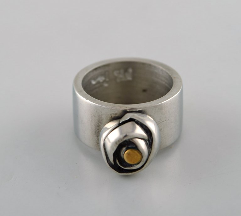 Micke Berggren, Sverige. Modernistisk ring i tin og messing. Sent 1900-tallet. 
