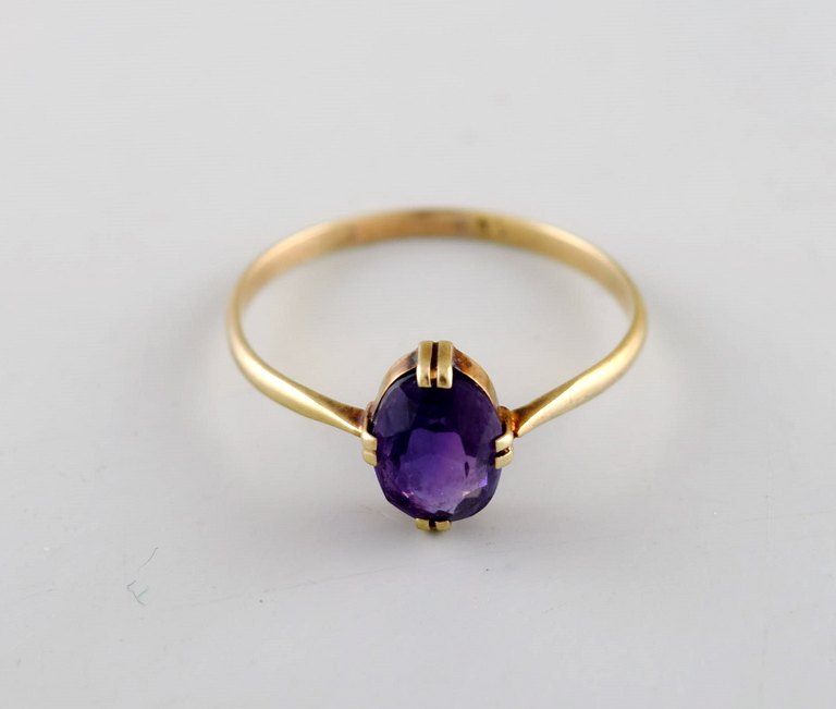 Scandinavian goldsmith. 14 carat modernist gold ring adorned with  amethyst. Mid 
20th century.
