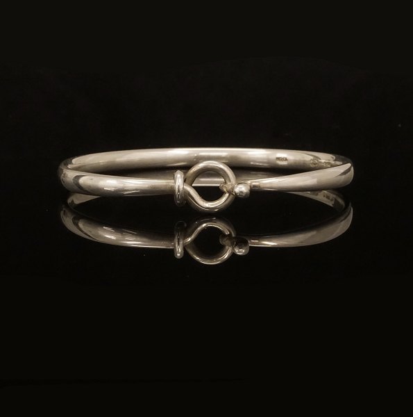 Vivanne Torun Bülow-Hübe für Georg Jensen: "Torun" Armring aus Sterlingsilber. 
Masse: 6,5x5,4cm