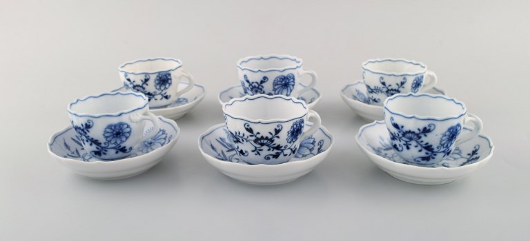 Six antique Meissen "Blue Onion" coffee cups with saucer in hand-painted 
porcelain. Early 20th century.
