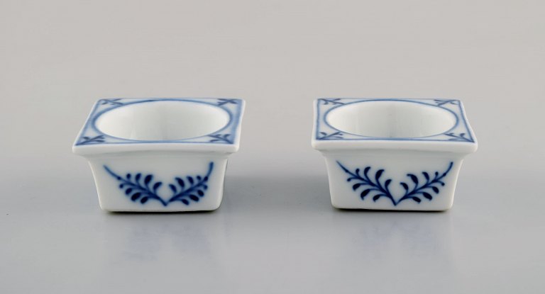 Two antique Meissen "Blue Onion" salt cellars in hand-painted porcelain. Early 
20th century.
