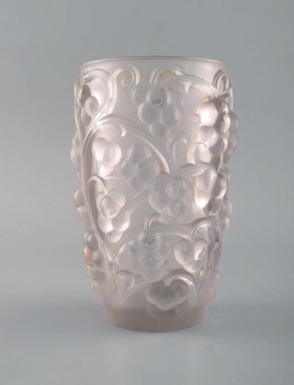 Early René Lalique. "Raisins" vase in art glass decorated with grapes. Designed 
1928.
