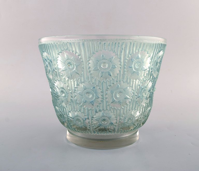 Tidlig René Lalique. Stor "Edelweiss" skål i turkis kunstglas dekoreret med 
blomster. Dateret 1937. 
