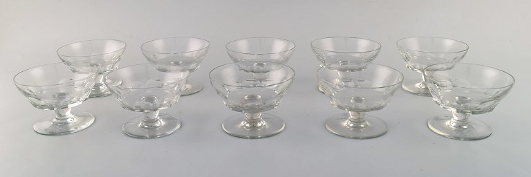 Baccarat, Frankrig. Ti facetslebne art deco glas. Kunstglas, 1930/40