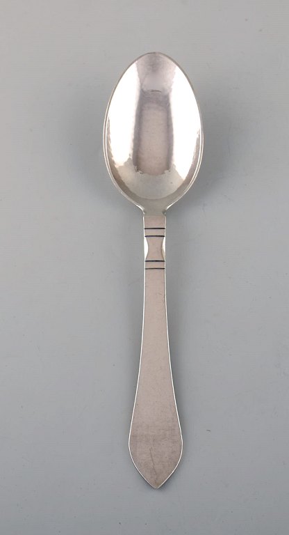 Georg Jensen "Continental" dinner spoon in sterling silver. Dated 1933-44. Three 
pieces in stock.
