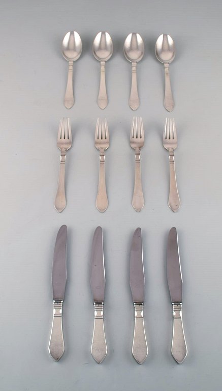 Georg Jensen "Continental" silver cutlery. Dinner service for four people in 
hammered sterling silver. Dated 1933-44.
