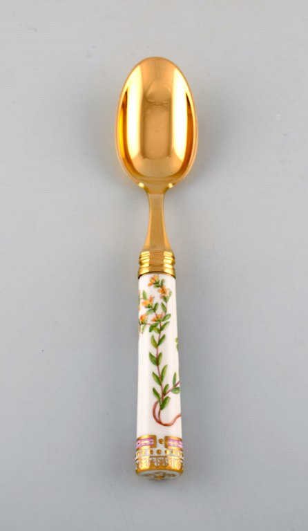 Michelsen for Royal Copenhagen. "Flora Danica" spiseske af forgyldt 
sterlingsølv. Skafte af porcelæn dekoreret i farver og guld med blomster.
