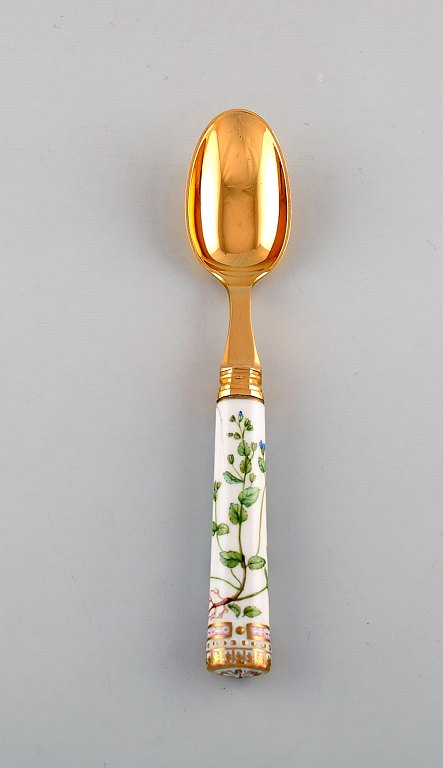 Georg Jensen for Royal Copenhagen. "Flora Danica" spiseske af forgyldt 
sterlingsølv. Skafte af porcelæn dekoreret i farver og guld med blomster.
