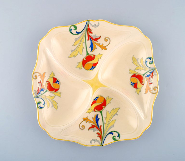 Clarice Cliff (1899-1963), England. Art deco Cresta fad i håndmalet porcelæn. 
Ca. 1940. 
