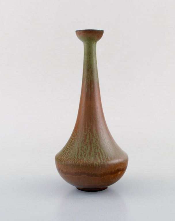 Gunnar Nylund for Rörstrand. Smalhalset vase i glaseret stentøj. Smuk glasur i 
grønne og brune nuancer. 1960