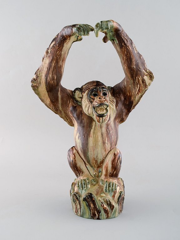 Arne Ingdam (1922-2002), Danmark. Stor chimpanse i glaseret keramik. Smuk sung 
glasur. 1960