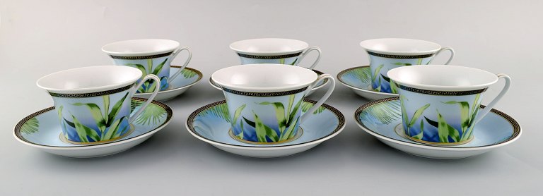 Gianni Versace for Rosenthal. Six Jungle tea cups with saucer in porcelain with 
gold decoration and green leaves. Late 20th century.
