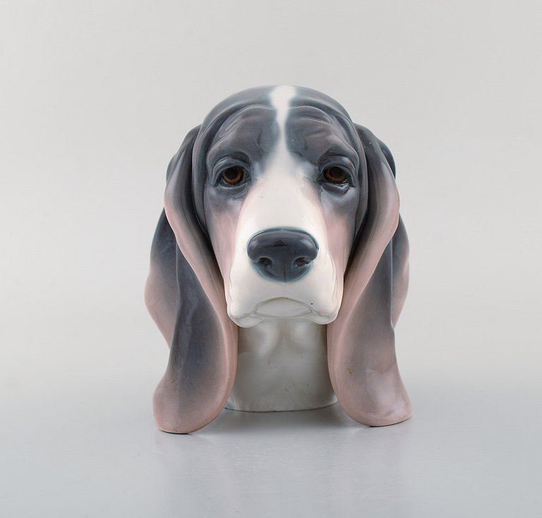 Lladro, Spanien. Figur i glaseret porcelæn. Bassethund. 1980