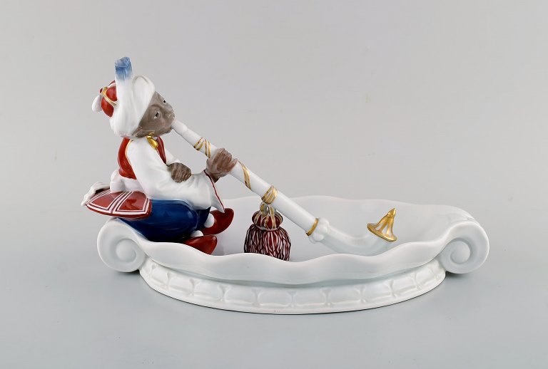 Karl Himmelstoss (1872-1967) for Rosenthal. Stor skål i håndmalet porcelæn. 
Ottoman med turban og vandpibe. Ca. 1920.
