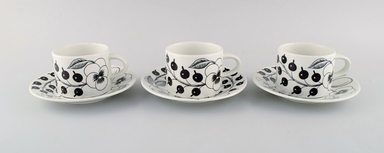 Birger Kaipiainen for Arabia. Three "Paratiisi" cups with saucer in porcelain. 
Late 20th century.
