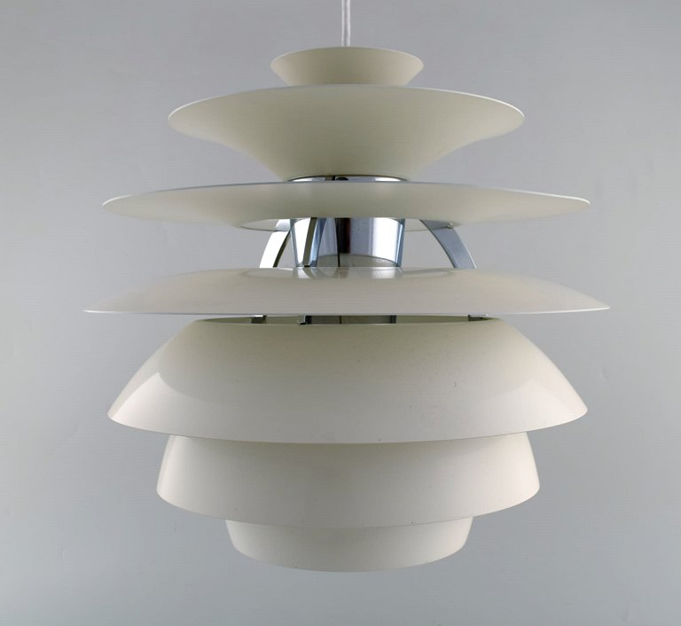 Poul Henningsen for Louis Poulsen. Stor Snowball loftspendel. Stel med otte 
skærme af hvidlakeret metal. Designet i 1958. 
