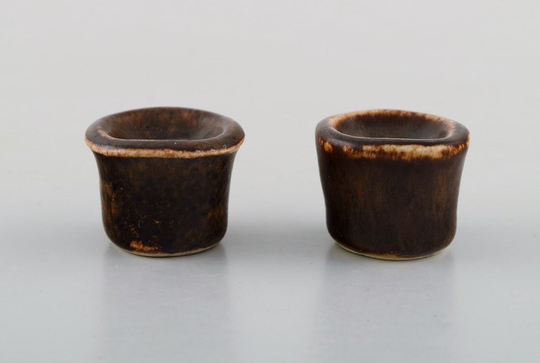 Edith Sonne for Saxbo. A pair of glazed ceramic candleholders. Beautiful glaze 
in brown shades. Mid 20th century.
