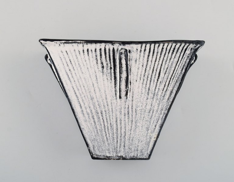 Svend Hammershøi for Kähler, Denmark. Herb pot in glazed stoneware. Beautiful 
gray black double glaze. 1930 / 40