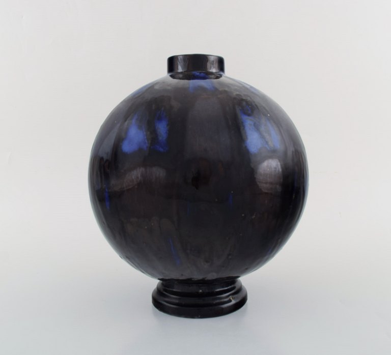 Henri Delcourt (1872-1963) for Boulogne sur Mer. Rund art deco vase i glaseret 
keramik. Smuk glasur i dybe blå nuancer. 1920/30