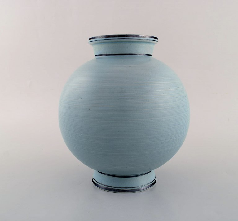 Wilhelm Kåge for Gustavsberg. Sjælden art deco vase i keramik dekoreret med 
sølvindlæg. Smuk turkis glasur. Sverige, midt 1900-tallet.
