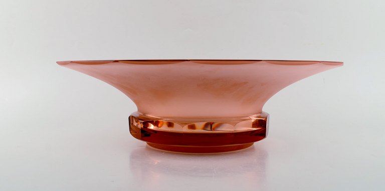 Lalique, Frankrig. Stor skål i laksefarvet kunstglas. 1980