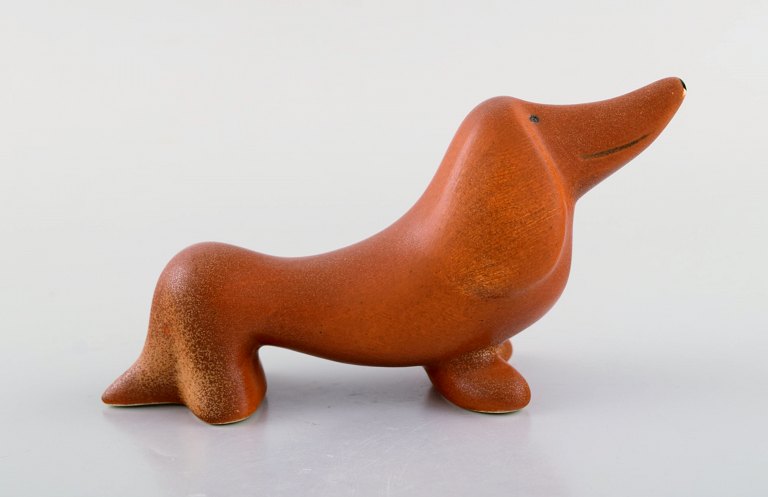 Lisa Larson for K-Studion/Gustavsberg. Gravhund i glaseret keramik. Sent 
1900-tallet.
