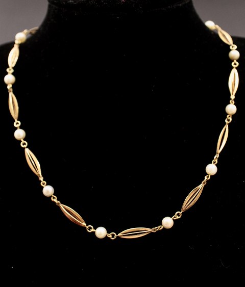 8 carat gold necklace 40 cm. with freshwater pearls