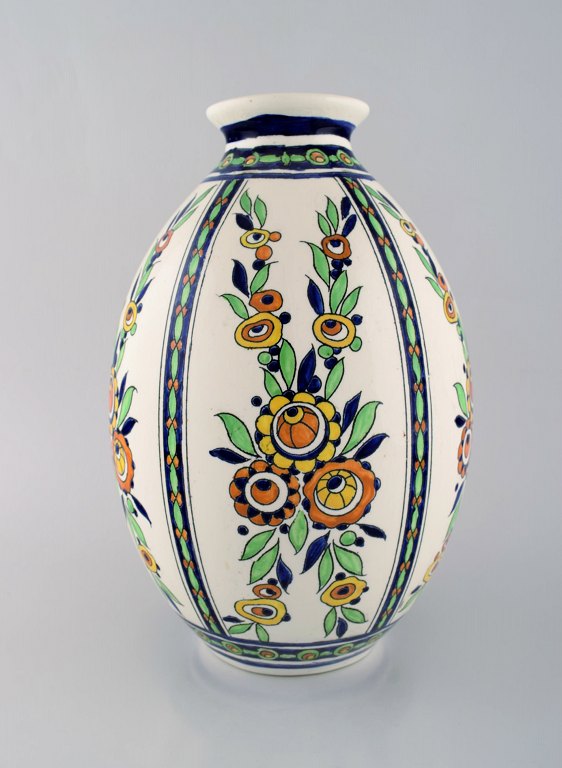 Charles Catteau (1880-1966) for Boch Freres Keramis, Belgien. Stor art deco 
keramikvase i cloisonné teknik. Håndmalet med blomster. 1920/30