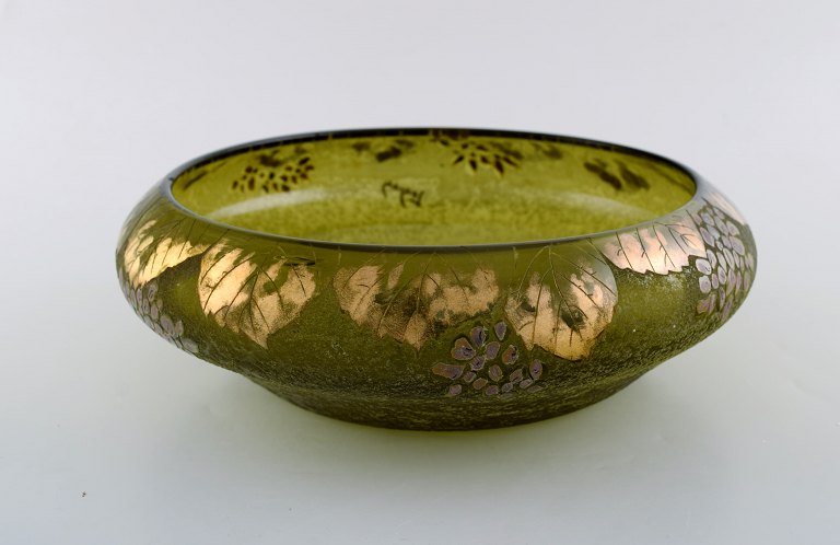 Legras, France. Large bowl in mouth blown art glass with foliage in purple and 
gold. Ca. 1920.
