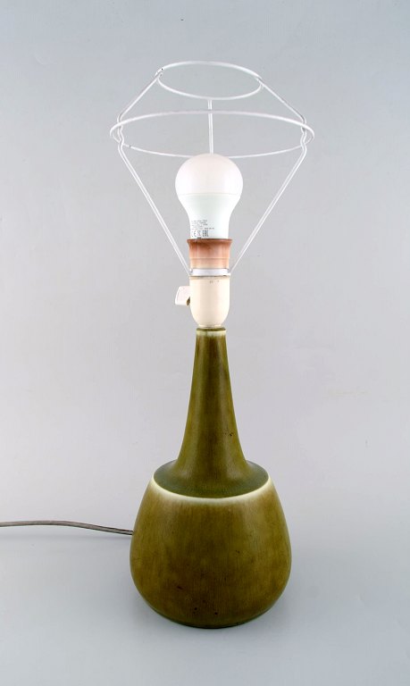 Per Linnemann-Schmidt (1912-1999) for Palshus. Bordlampe i glaseret keramik. 
Smuk glasur i grønlige nuancer. 1960