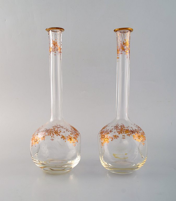 Et par mundblæste vaser i kunstglas med håndmalede blomster i guld. Baccarat 
stil. Ca. 1900.  
