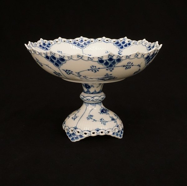 A Royal Copenhagen blue fluted full lace centerpiece. #1020. H: 14,8cm. D: 21cm