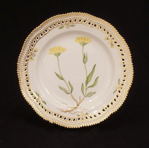 A large Royal Copenhagen Flora Dancia plate. #20/3553. D: 25cm