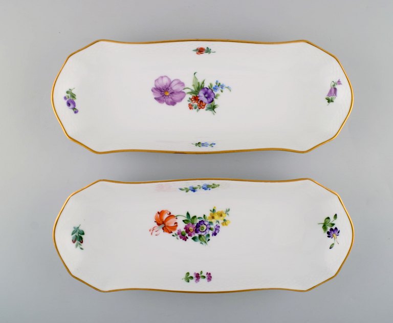 Two Royal Copenhagen Light Saxon Flower large oval dishes in hand-painted 
porcelain. Model number 8072. Early 20th century.
