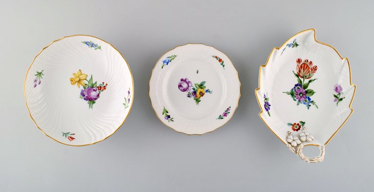 Tre dele Royal Copenhagen Let Saksisk Blomst håndmalet porcelæn. Tidligt 
1900-tallet.
