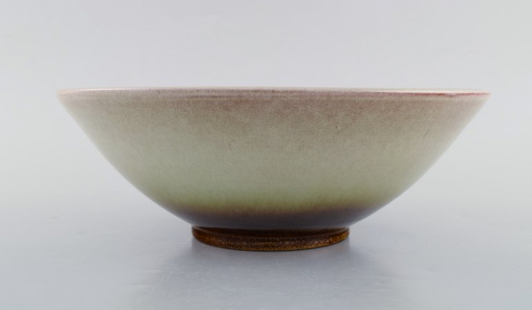 Vicke Lindstrand for Upsala-Ekeby. Bowl in glazed ceramics. Beautiful glaze in 
red and sand shades. Mid-20th century.
